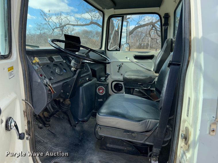 image for item JD9800 1993 Ford L8000  refuse truck