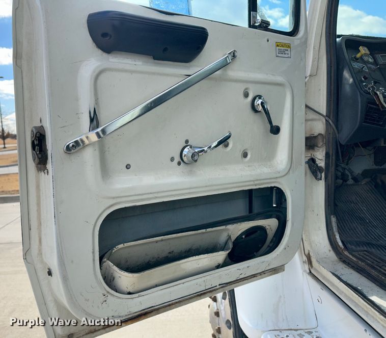 image for item JD9800 1993 Ford L8000  refuse truck