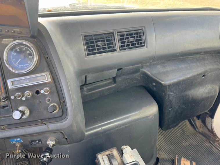 image for item JD9800 1993 Ford L8000  refuse truck