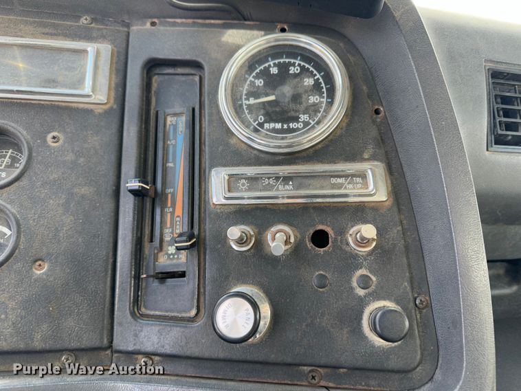 image for item JD9800 1993 Ford L8000  refuse truck