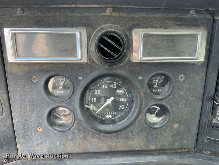 image for item JD9800 1993 Ford L8000  refuse truck