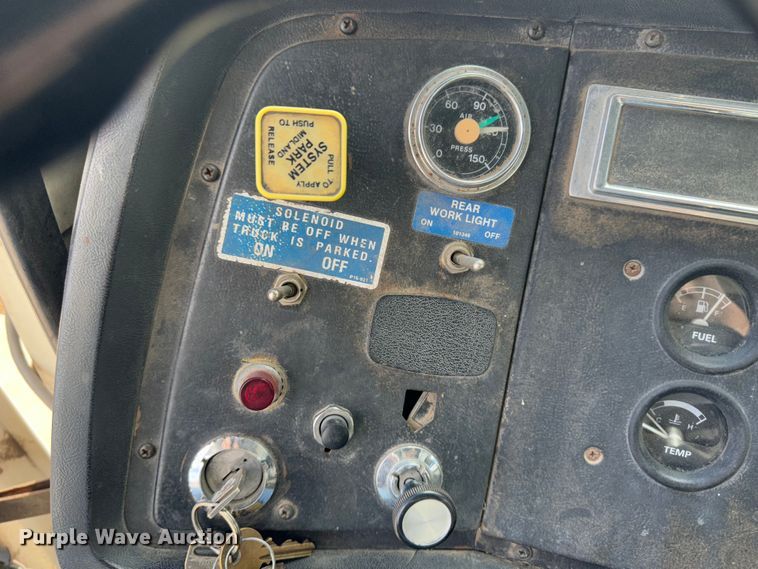 image for item JD9800 1993 Ford L8000  refuse truck