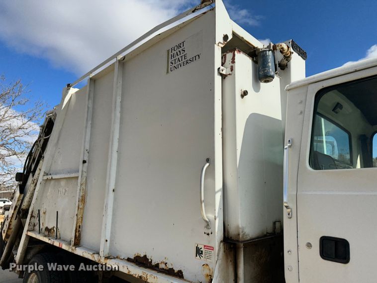 image for item JD9800 1993 Ford L8000  refuse truck