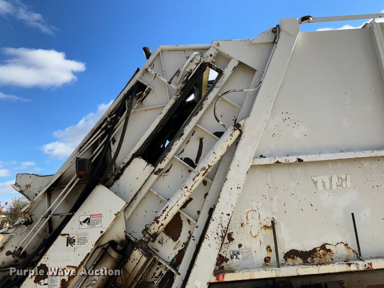 image for item JD9800 1993 Ford L8000  refuse truck