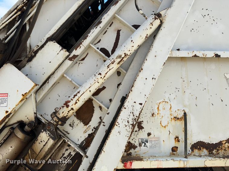 image for item JD9800 1993 Ford L8000  refuse truck