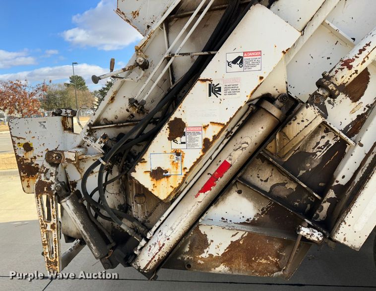 image for item JD9800 1993 Ford L8000  refuse truck