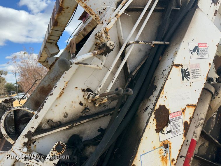 image for item JD9800 1993 Ford L8000  refuse truck