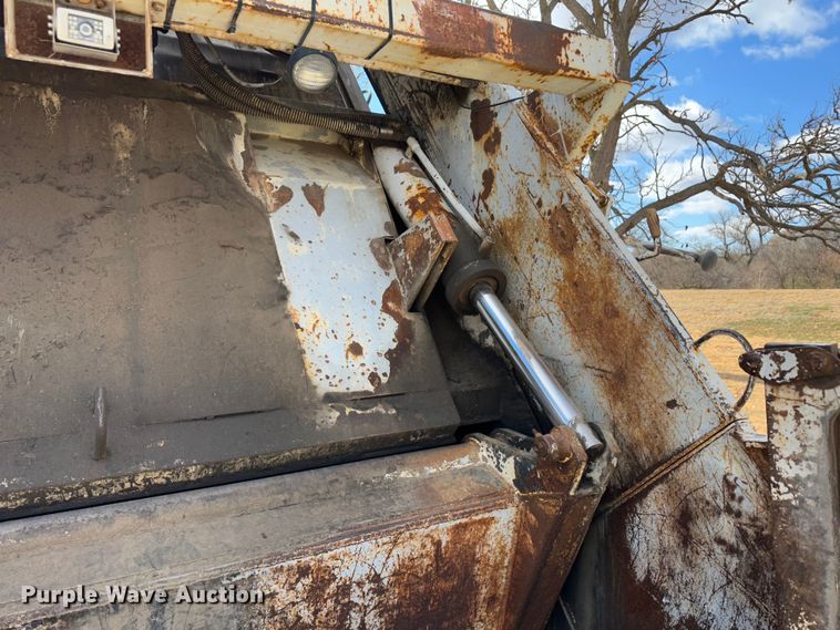 image for item JD9800 1993 Ford L8000  refuse truck