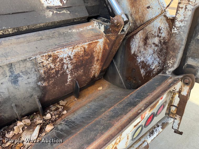 image for item JD9800 1993 Ford L8000  refuse truck