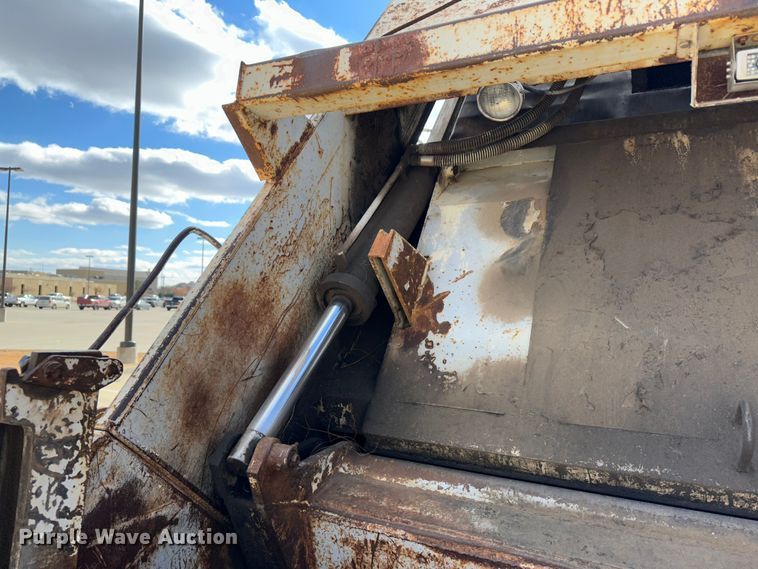 image for item JD9800 1993 Ford L8000  refuse truck