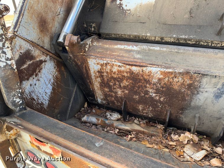 image for item JD9800 1993 Ford L8000  refuse truck