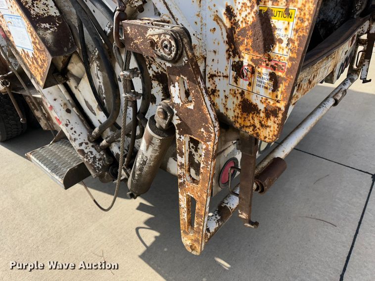 image for item JD9800 1993 Ford L8000  refuse truck