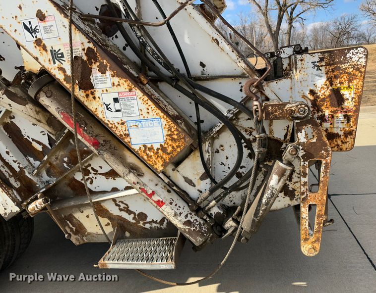 image for item JD9800 1993 Ford L8000  refuse truck