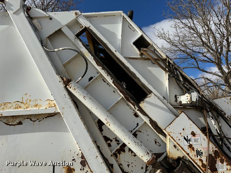 image for item JD9800 1993 Ford L8000  refuse truck