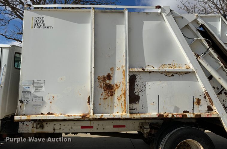 image for item JD9800 1993 Ford L8000  refuse truck