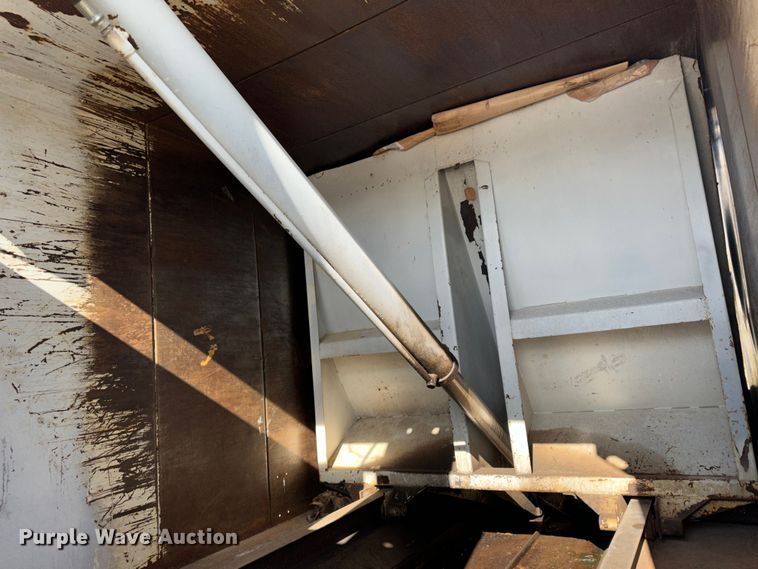 image for item JD9800 1993 Ford L8000  refuse truck