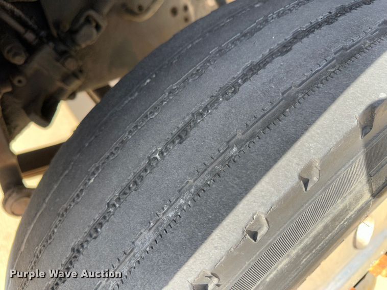 image for item JD9800 1993 Ford L8000  refuse truck