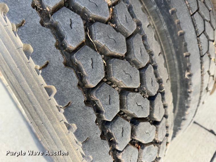 image for item JD9800 1993 Ford L8000  refuse truck