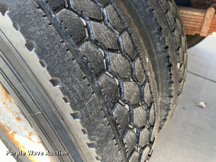 image for item JD9800 1993 Ford L8000  refuse truck