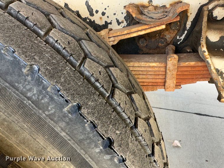 image for item JD9800 1993 Ford L8000  refuse truck