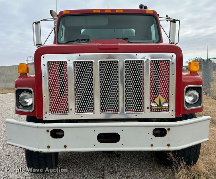 image for item JD9826 1998 International 2674  tank truck