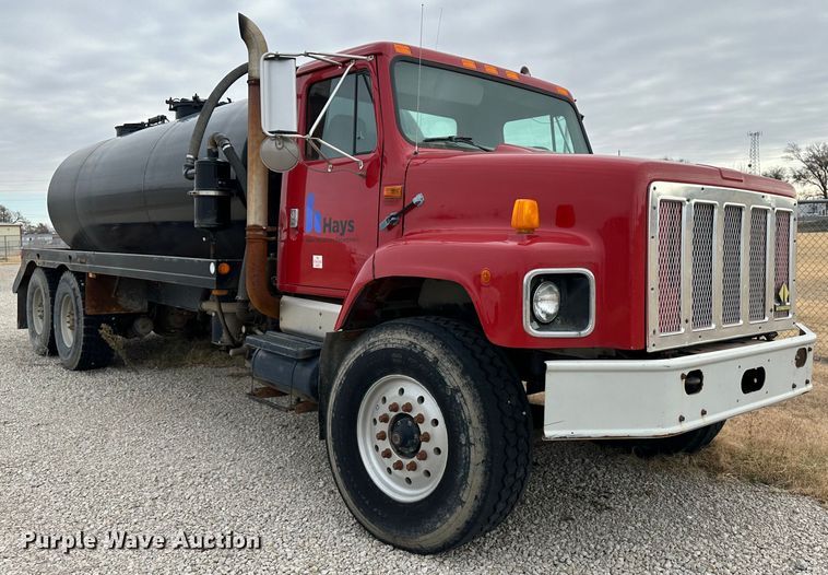 image for item JD9826 1998 International 2674  tank truck