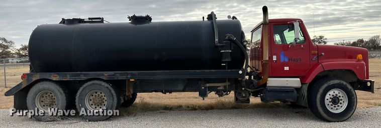 image for item JD9826 1998 International 2674  tank truck