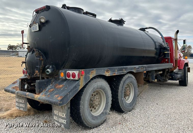image for item JD9826 1998 International 2674  tank truck