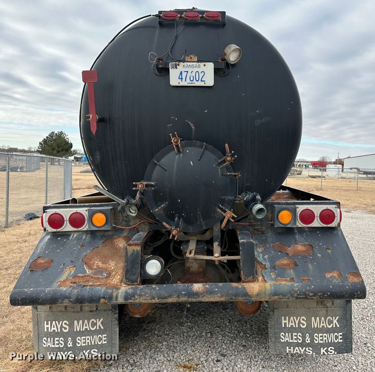 image for item JD9826 1998 International 2674  tank truck