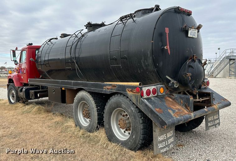 image for item JD9826 1998 International 2674  tank truck