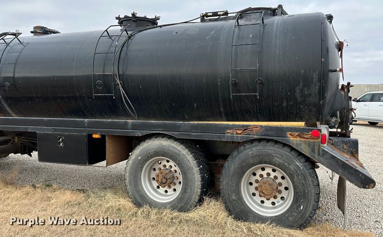 image for item JD9826 1998 International 2674  tank truck