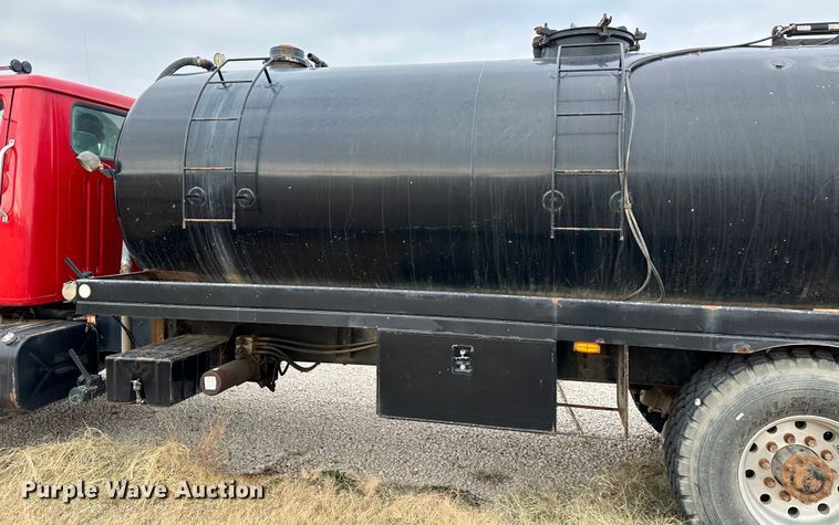 image for item JD9826 1998 International 2674  tank truck