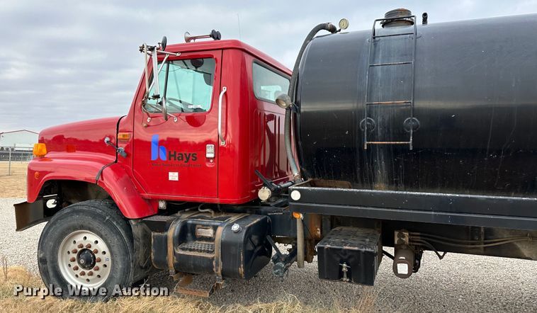 image for item JD9826 1998 International 2674  tank truck