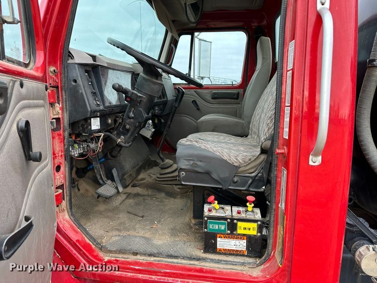 image for item JD9826 1998 International 2674  tank truck