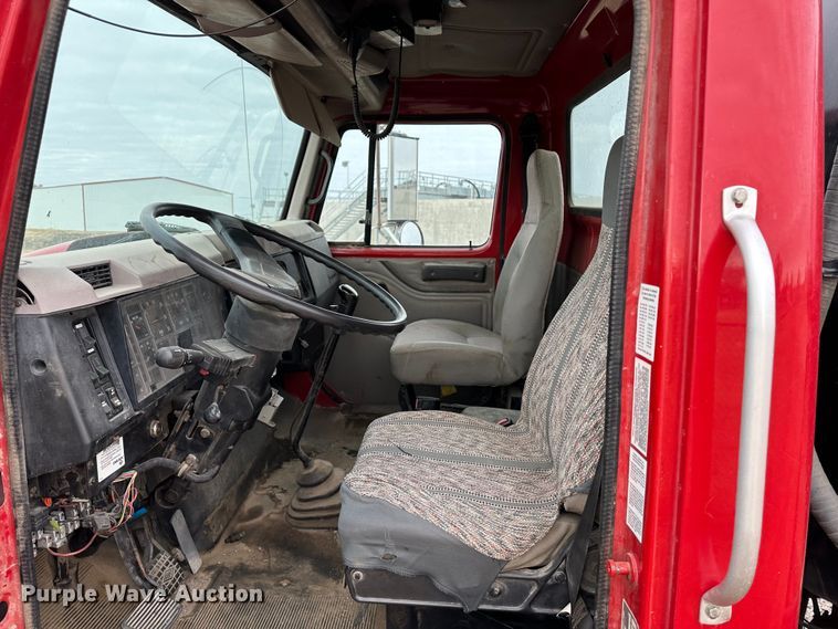 image for item JD9826 1998 International 2674  tank truck