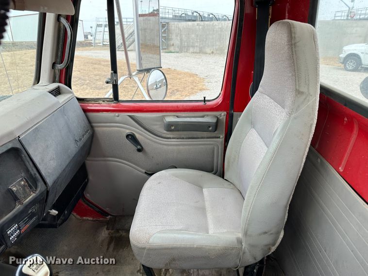 image for item JD9826 1998 International 2674  tank truck