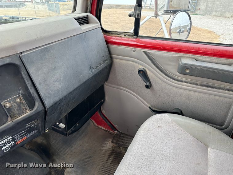 image for item JD9826 1998 International 2674  tank truck