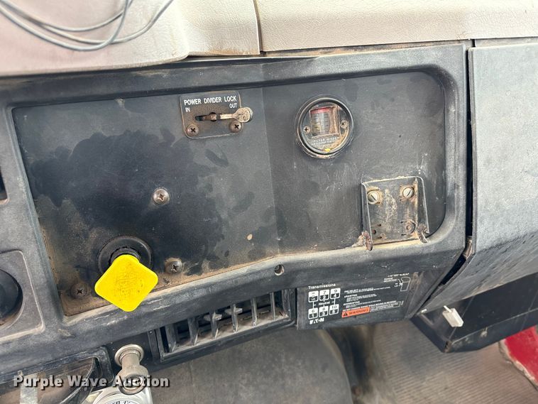 image for item JD9826 1998 International 2674  tank truck