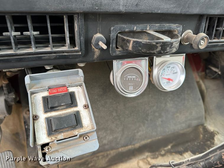 image for item JD9826 1998 International 2674  tank truck