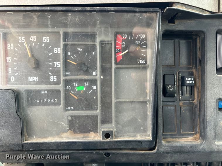 image for item JD9826 1998 International 2674  tank truck