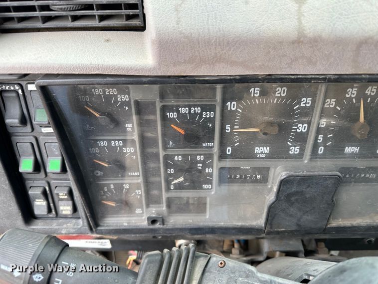 image for item JD9826 1998 International 2674  tank truck