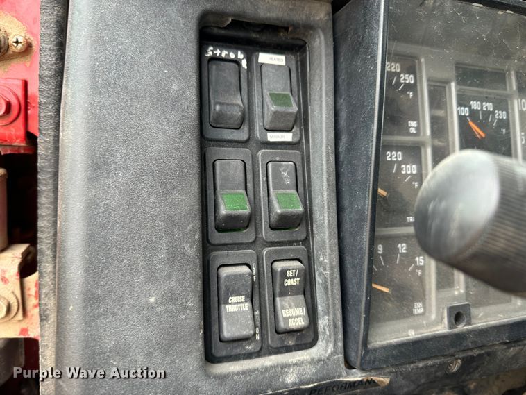 image for item JD9826 1998 International 2674  tank truck