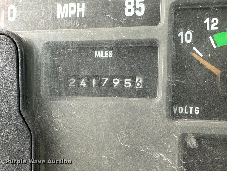 image for item JD9826 1998 International 2674  tank truck