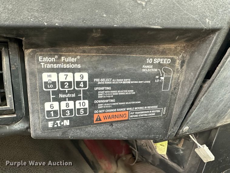 image for item JD9826 1998 International 2674  tank truck