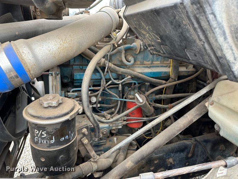 image for item JD9826 1998 International 2674  tank truck