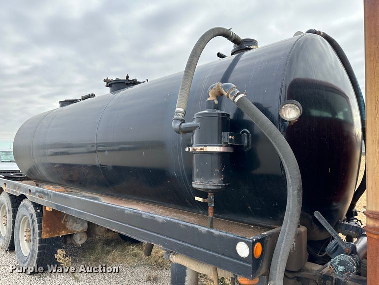 image for item JD9826 1998 International 2674  tank truck