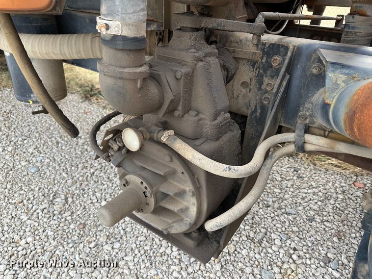 image for item JD9826 1998 International 2674  tank truck