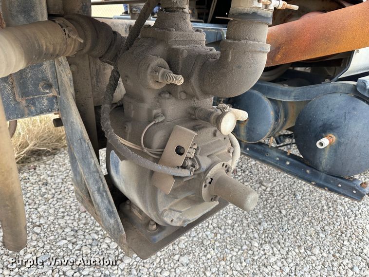 image for item JD9826 1998 International 2674  tank truck