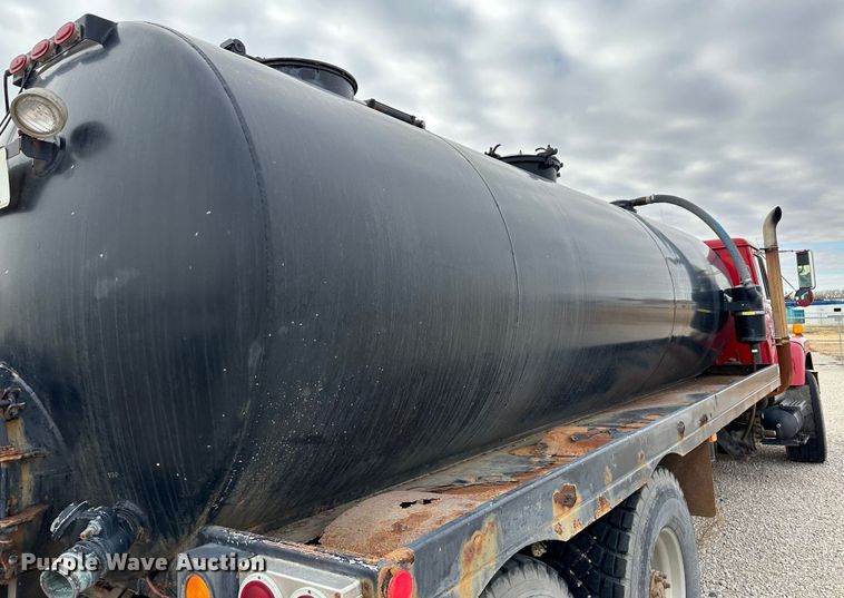 image for item JD9826 1998 International 2674  tank truck