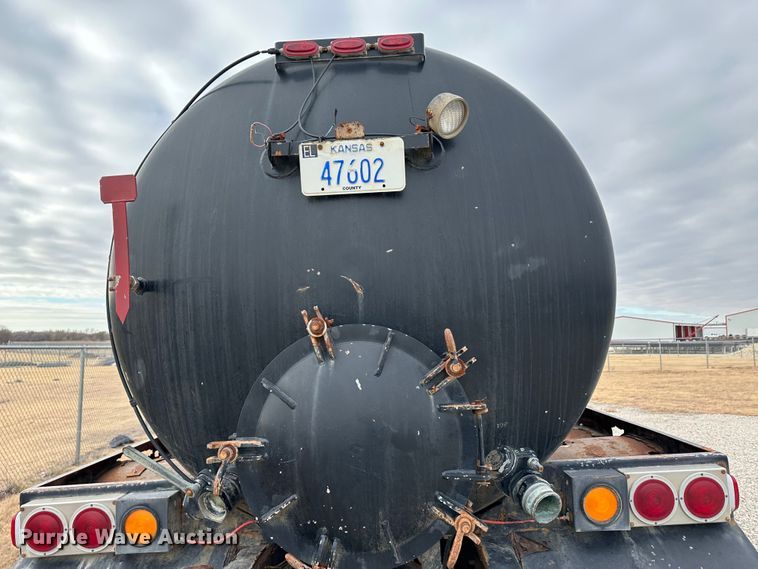 image for item JD9826 1998 International 2674  tank truck